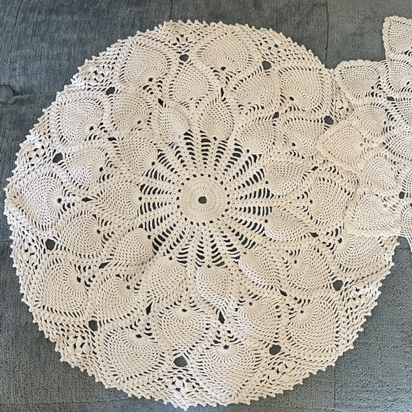 Set of 4 Vintage Handmade Crochet Pineapple Doilies - Picture 2 of 6